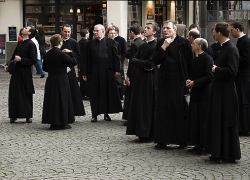 Las Órdenes Religiosas Buscan Nuevos Miembros en Internet